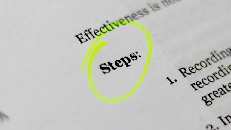 Het woord Steps omcirkeld met groene markeerstift in een geprinte tekst over effectiviteit